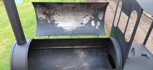 Smoker nach der Grundreinigung. Die blanken Metallstellen müssen neu eingebrannt werden.